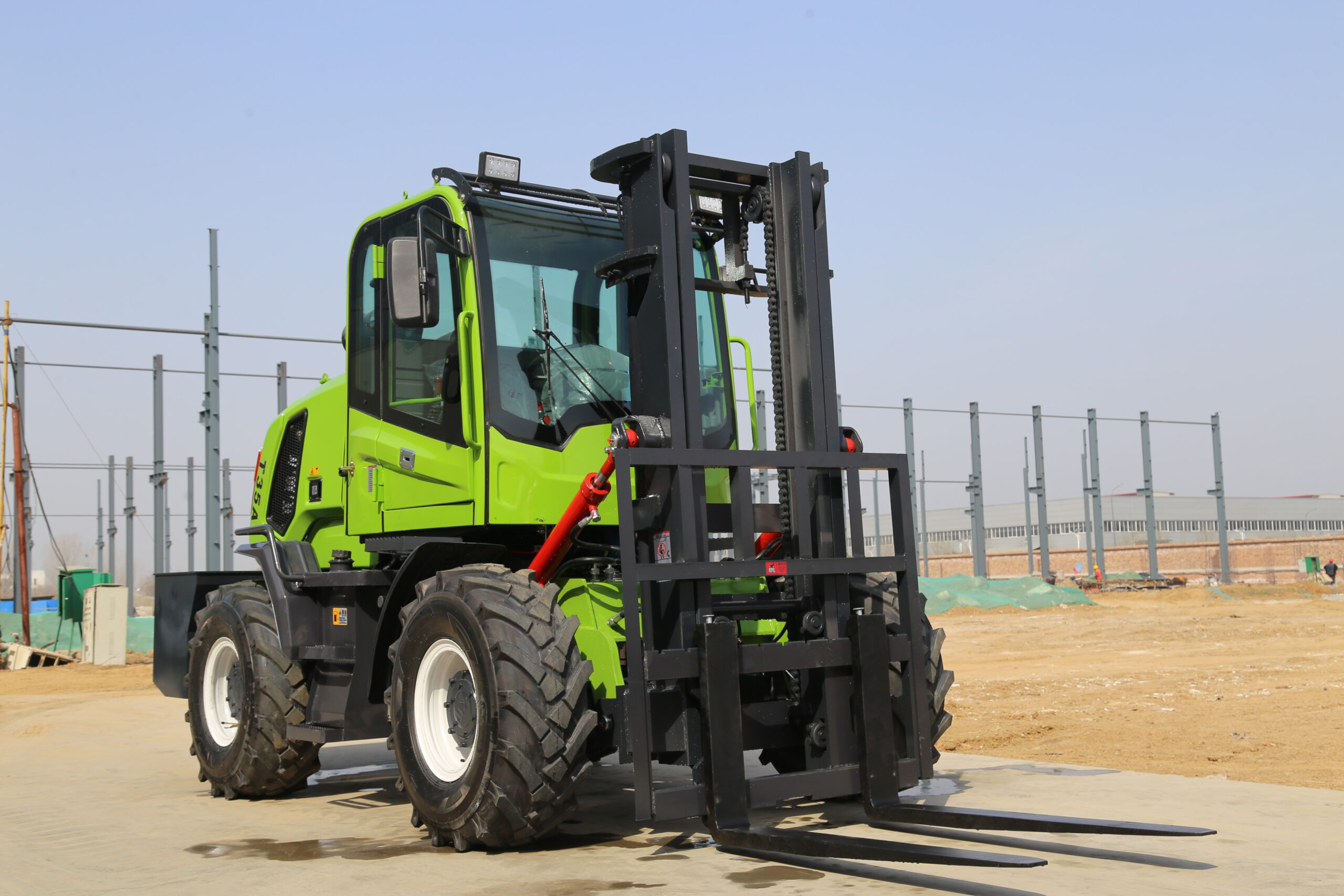 Wózki widłowe terenowe 